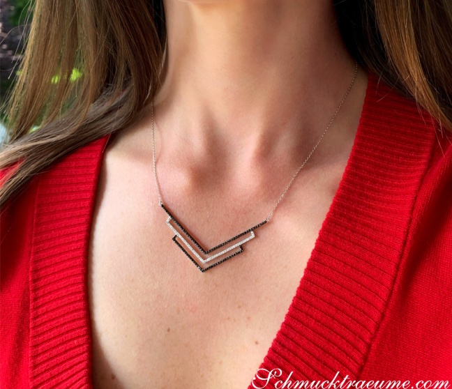 Halskette mit schwarzen und weißen Diamanten
