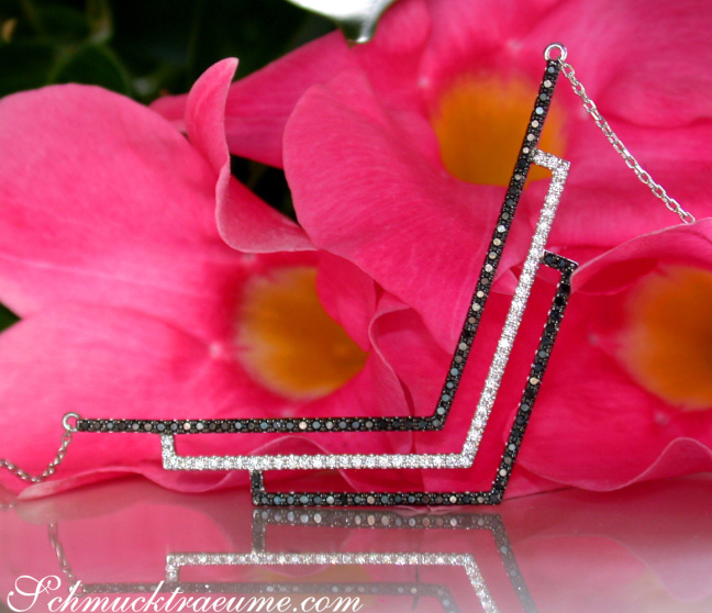 Halskette mit schwarzen und weißen Diamanten