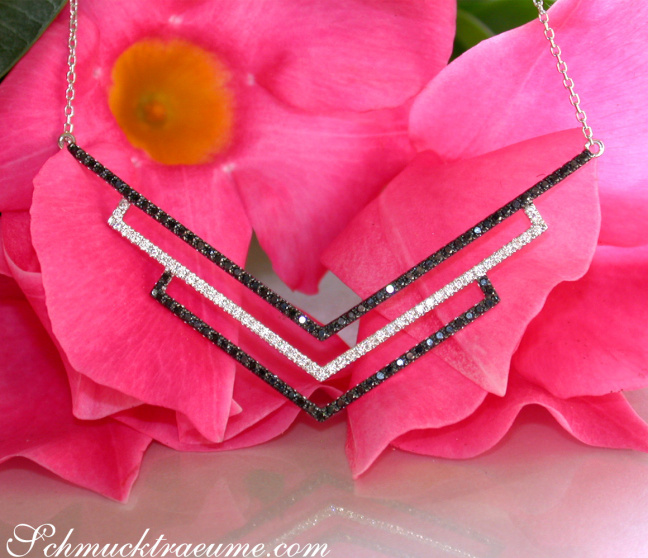 Halskette mit schwarzen und weißen Diamanten