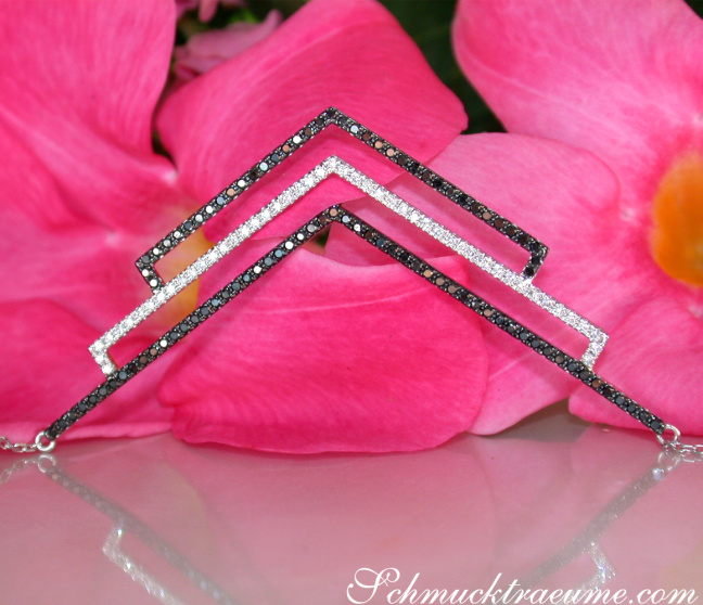 Halskette mit schwarzen und weißen Diamanten