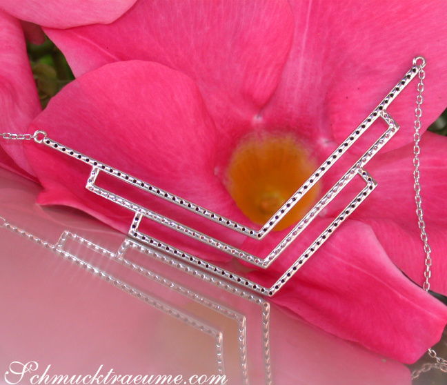 Halskette mit schwarzen und weißen Diamanten
