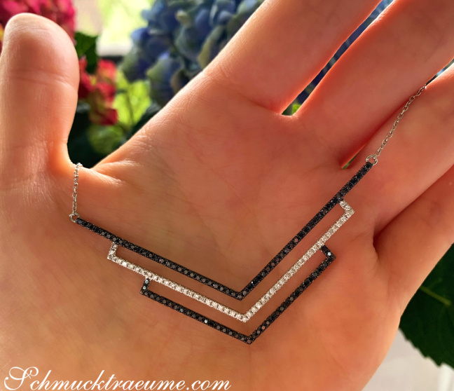 Halskette mit schwarzen und weißen Diamanten