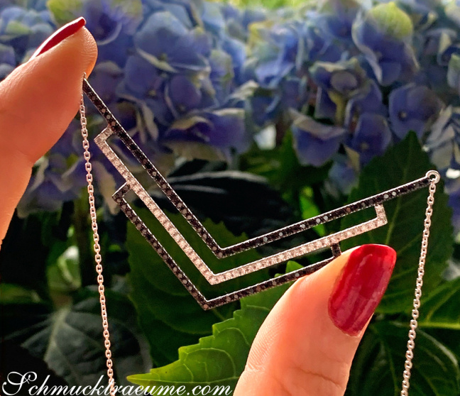 Halskette mit schwarzen und weißen Diamanten