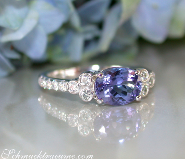 Tansanit Ring mit Brillanten in Weißgold 585