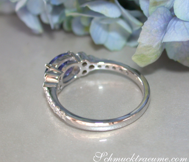 Tansanit Ring mit Brillanten in Weißgold 585
