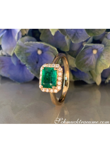 Bildschöner Smaragd Ring mit Brillanten "Horizontal"