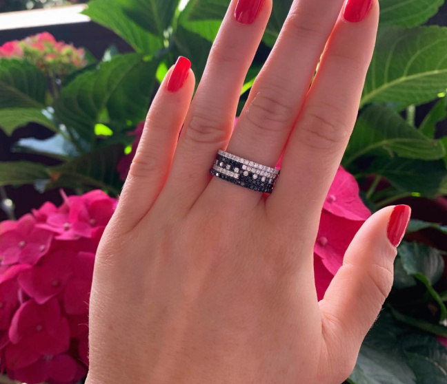 Wandelbarer Memory Ring mit weißen und schwarzen Diamanten ∞ Schmucktraeume.com