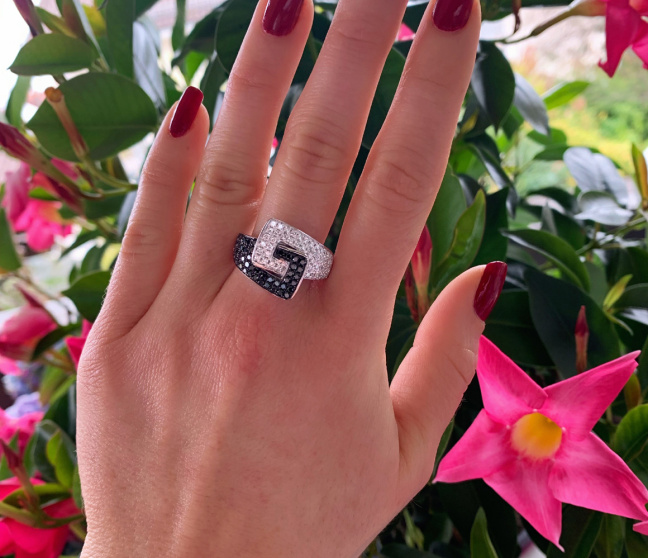 Gürtel Ring mit schwarzen Diamanten