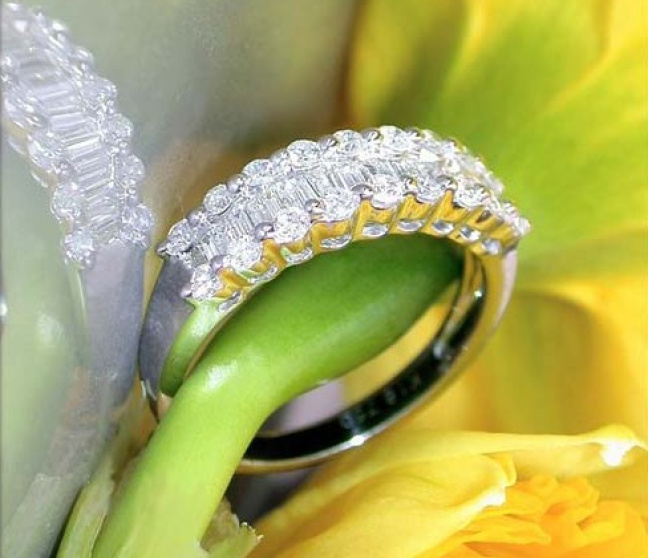 Edler Diamantring mit Baguette Diamanten in Weißgold 750