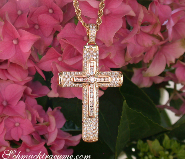 Auffallend edler Brillanten Kreuz in Kreuz Anhänger in Gelbgold 585