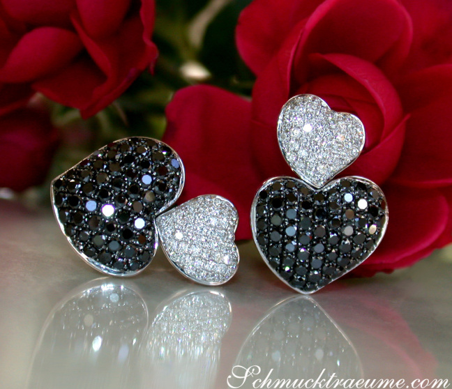 Herz Ohrstecker mit schwarzen und weißen Diamanten