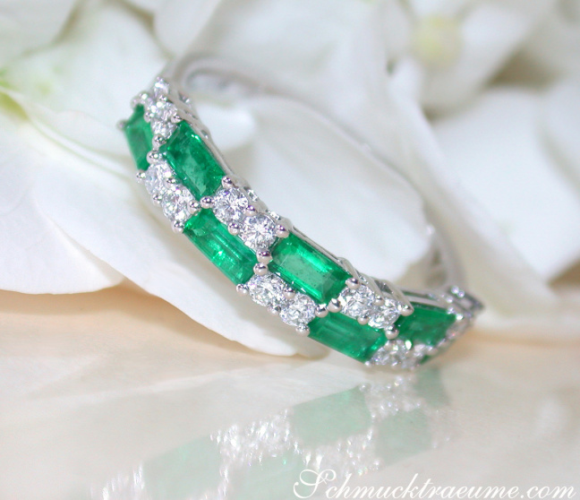 Band Ring mit Smaragd und Brillanten