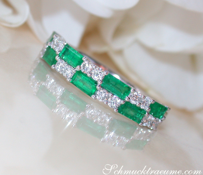 Band Ring mit Smaragd und Brillanten
