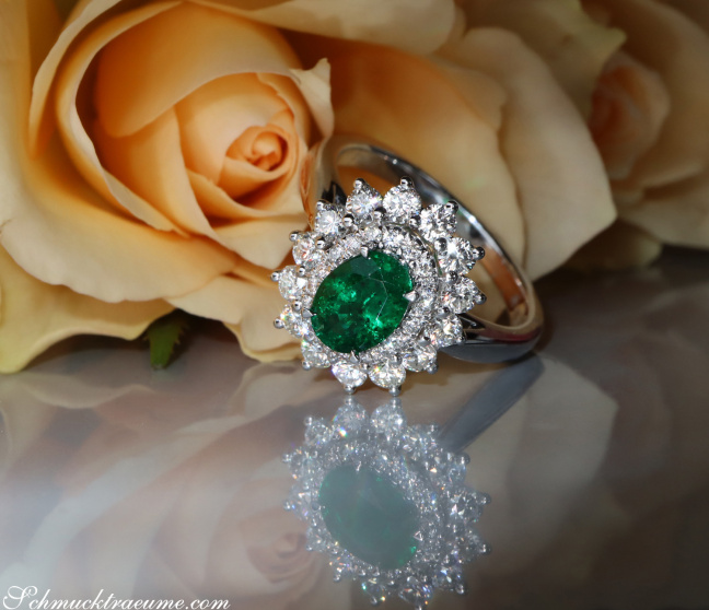 Smaragd Ring mit Brillanten Entourage Weißgold 750
