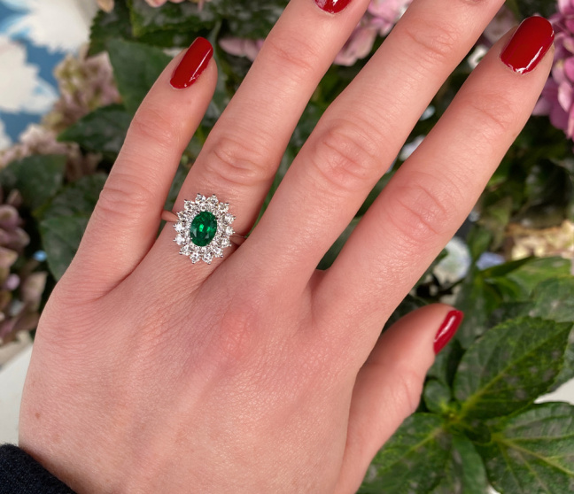 Smaragd Ring mit Brillanten Entourage Weißgold 750