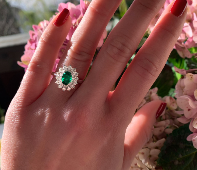 Smaragd Ring mit Brillanten Entourage Weißgold 750