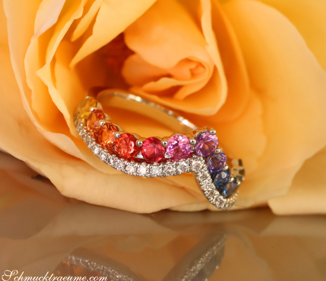 Regenbogen Saphir Ring mit Brillanten