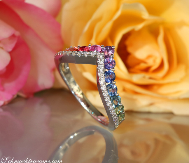 Regenbogen Saphir Ring mit Brillanten