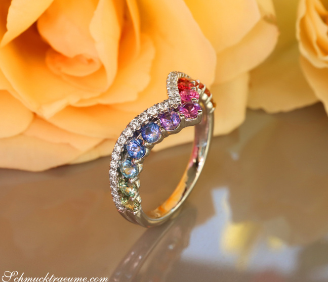 Regenbogen Saphir Ring mit Brillanten