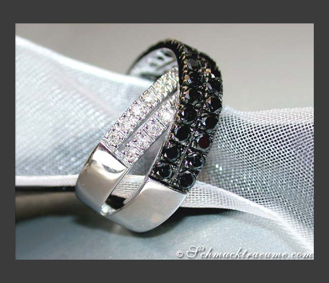 Ring mit schwarzen Diamanten