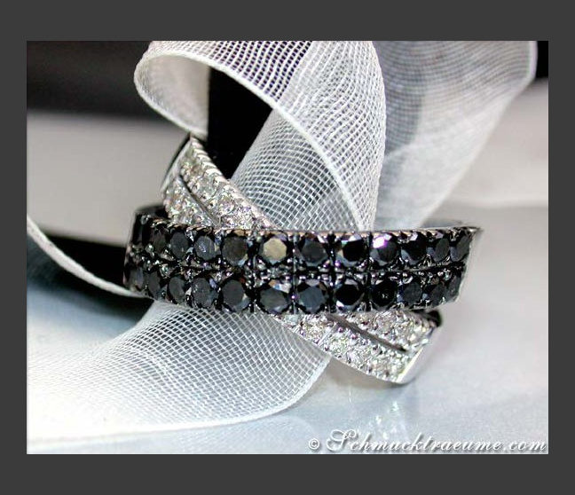 Ring mit schwarzen Diamanten