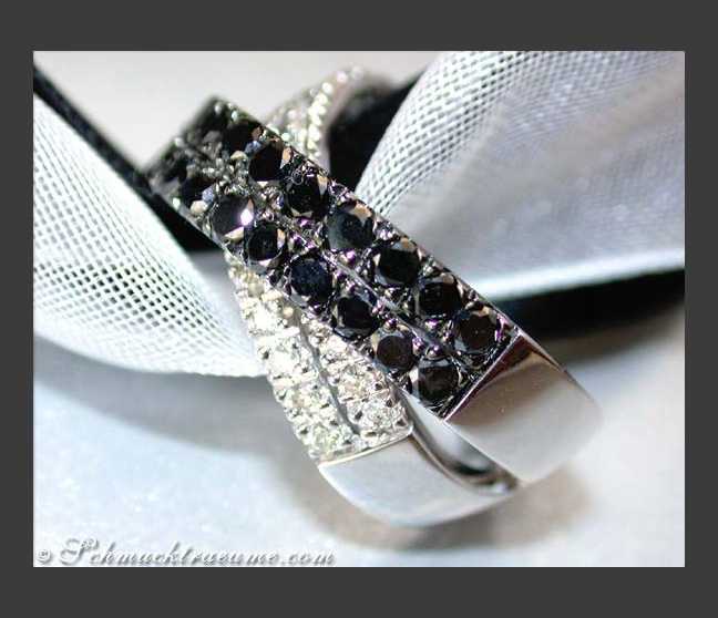 Ring mit schwarzen Diamanten