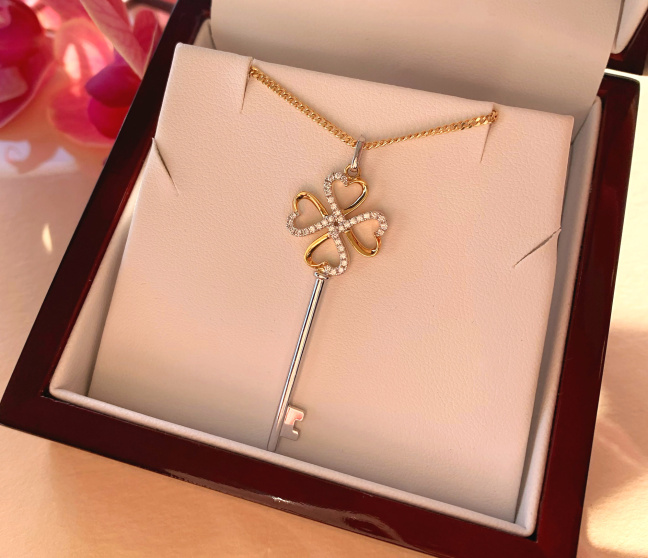Bezaubernder Brillanten Schlüssel Anhänger an Kette | SCHMUCKTRÄUME.COM