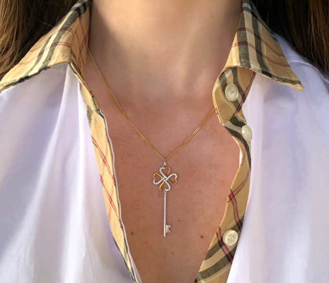 Bezaubernder Brillanten Schlüssel Anhänger an Kette | SCHMUCKTRÄUME.COM