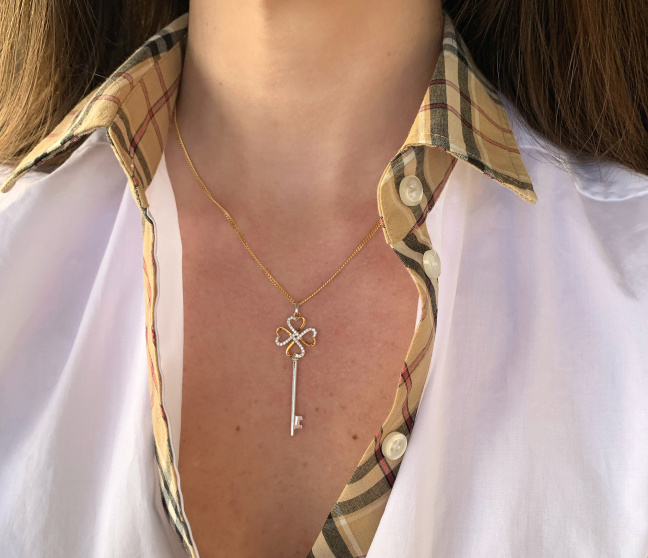 Bezaubernder Brillanten Schlüssel Anhänger an Kette | SCHMUCKTRÄUME.COM