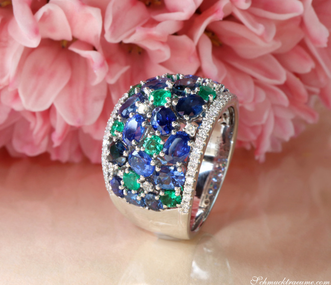 Fabelhafter Saphir Ring mit Smaragden und Brillanten