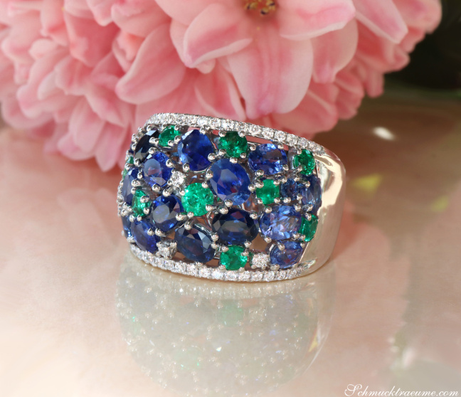 Fabelhafter Saphir Ring mit Smaragden und Brillanten