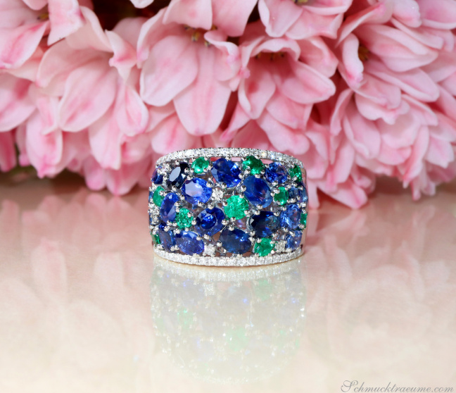 Fabelhafter Saphir Ring mit Smaragden und Brillanten