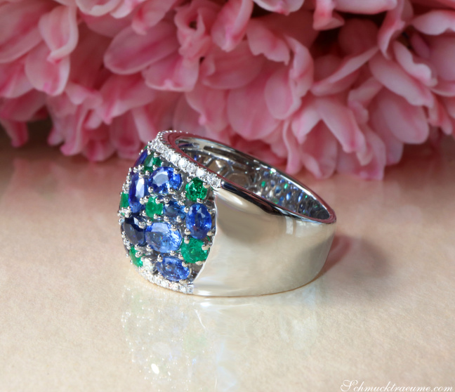 Fabelhafter Saphir Ring mit Smaragden und Brillanten