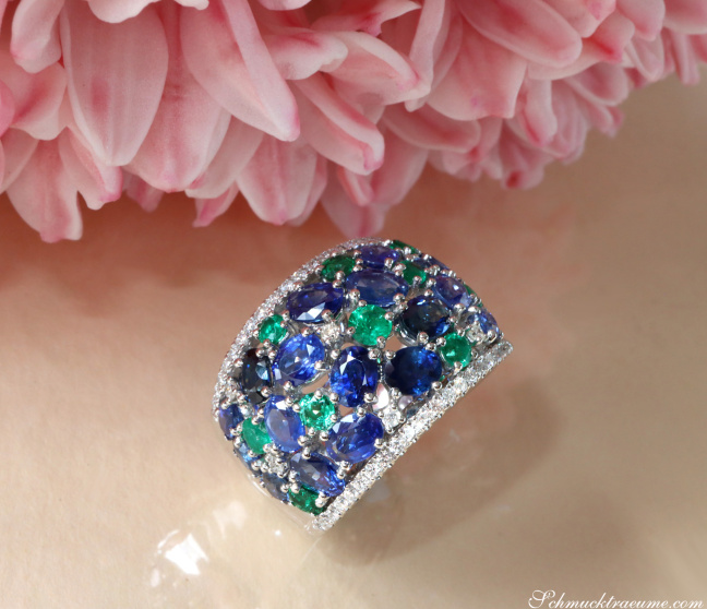 Fabelhafter Saphir Ring mit Smaragden und Brillanten