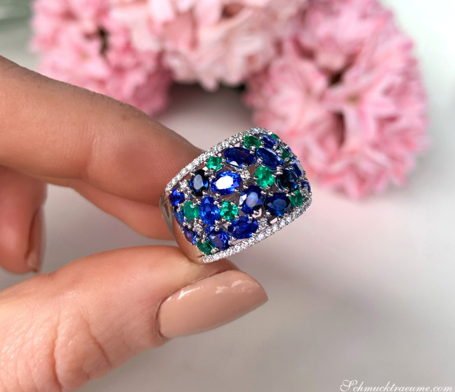 Fabelhafter Saphir Ring mit Smaragden und Brillanten