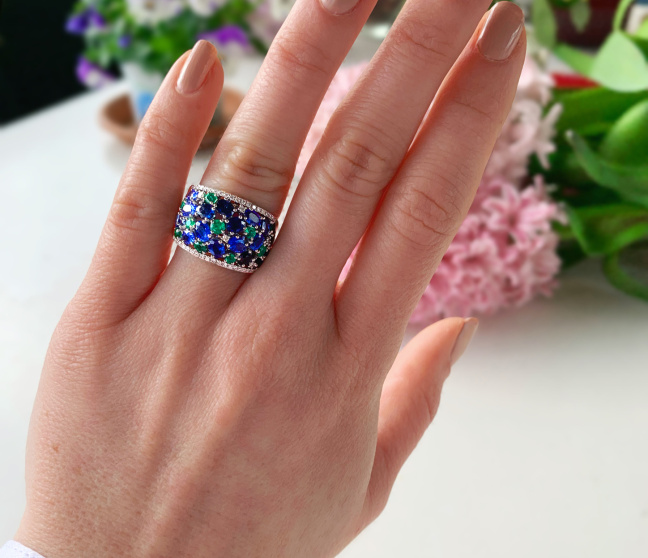 Fabelhafter Saphir Ring mit Smaragden und Brillanten