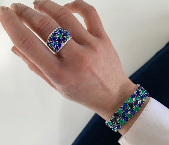 Fabelhafter Saphir Ring mit Smaragden und Brillanten