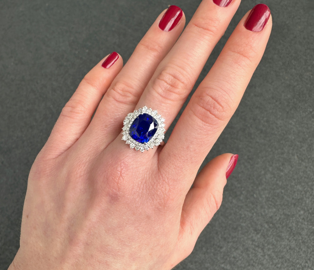 High Jewelry: Spektakulärer Ceylon Saphir Ring mit Diamanten