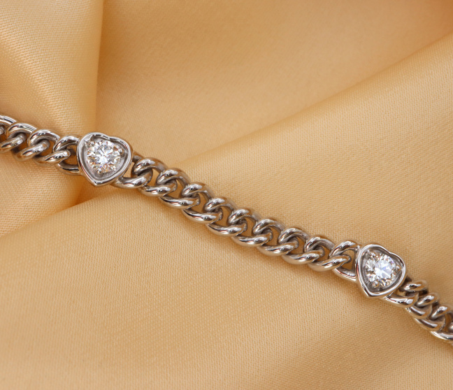 Wundervolles Panzerarmband mit Brillanten im Herz Design