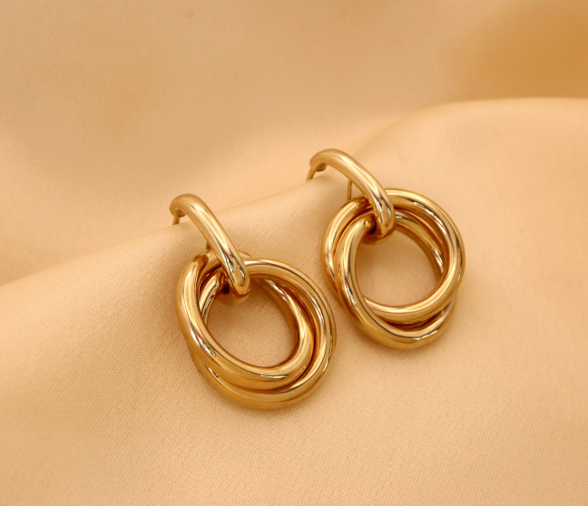 Gold Pur: Verschlungene Ohrringe in Gelbgold 585
