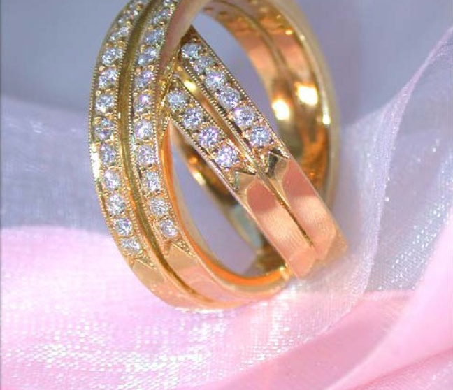 Überkreuzter Diamanten Ring in Gelbgold 750