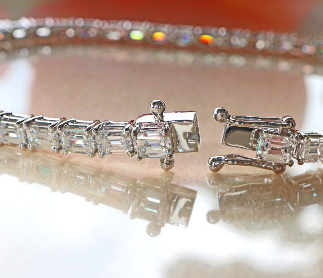 Tennis Armband mit Diamanten im Smaragdschliff