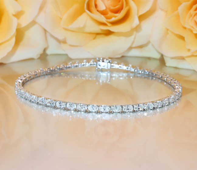 Tennis Armband mit Diamanten im Ovalschliff