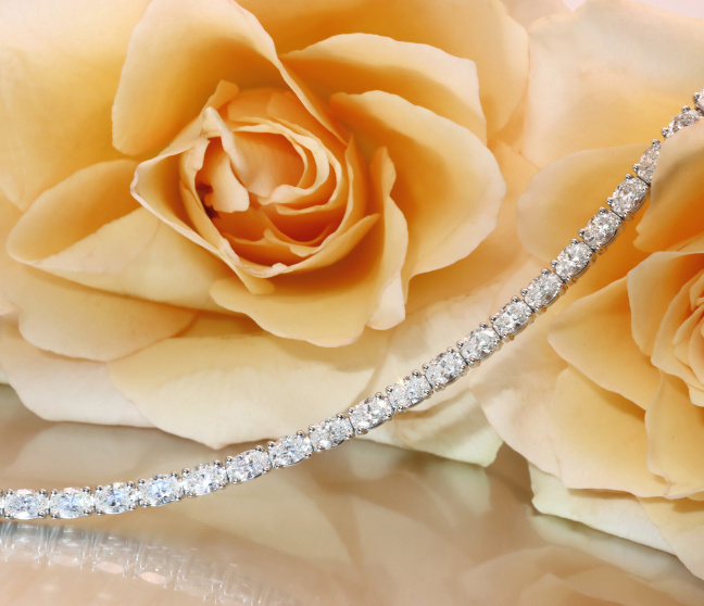 Tennis Armband mit Diamanten im Ovalschliff
