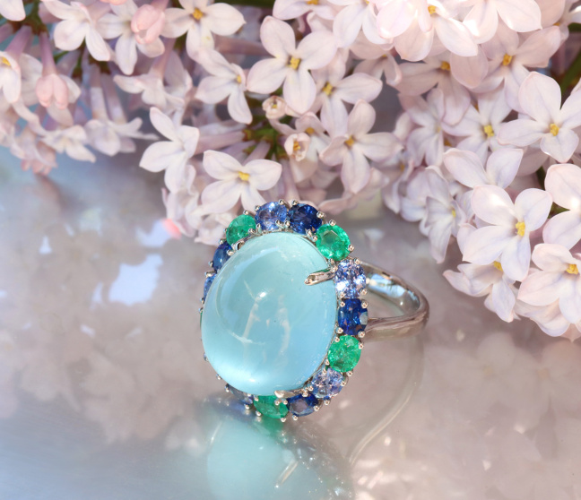 Sensationaller Milky Aquamarin Ring mit Saphiren und Smaragden