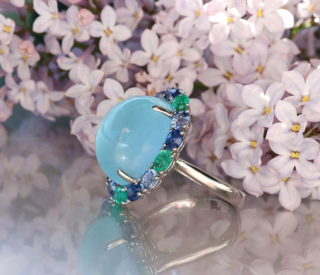 Sensationaller Milky Aquamarin Ring mit Saphiren und Smaragden