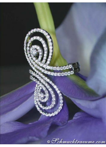 Pretty Diamond Ring in an Unique Design