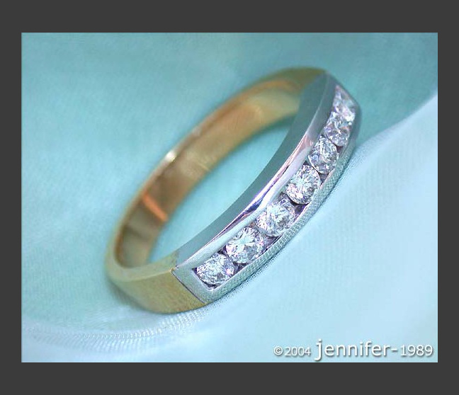 Feinster Diamanten Band Ring in Bicolor Fertigung