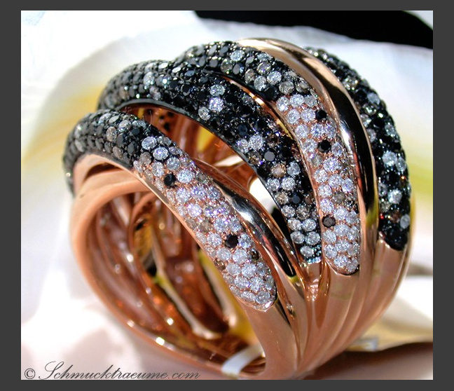 Opulenter Ring mit schwarzen Diamanten, naturbraunen & weißen Brillanten
