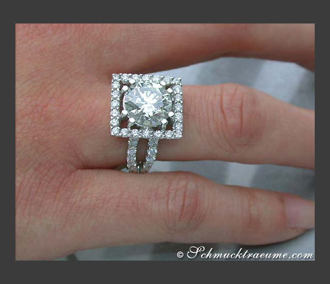 Diamantring am Finger